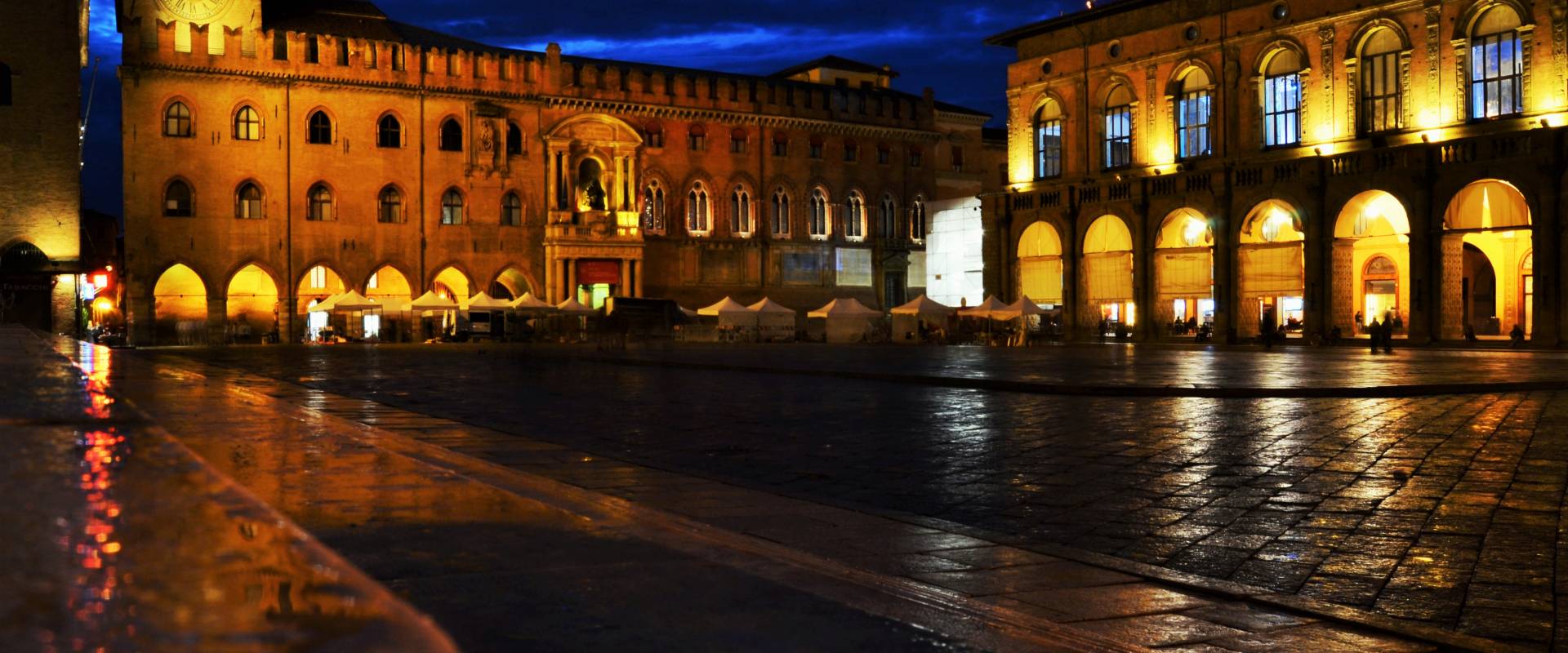 Piazza Maggiore in notturna foto di Francescatuoto